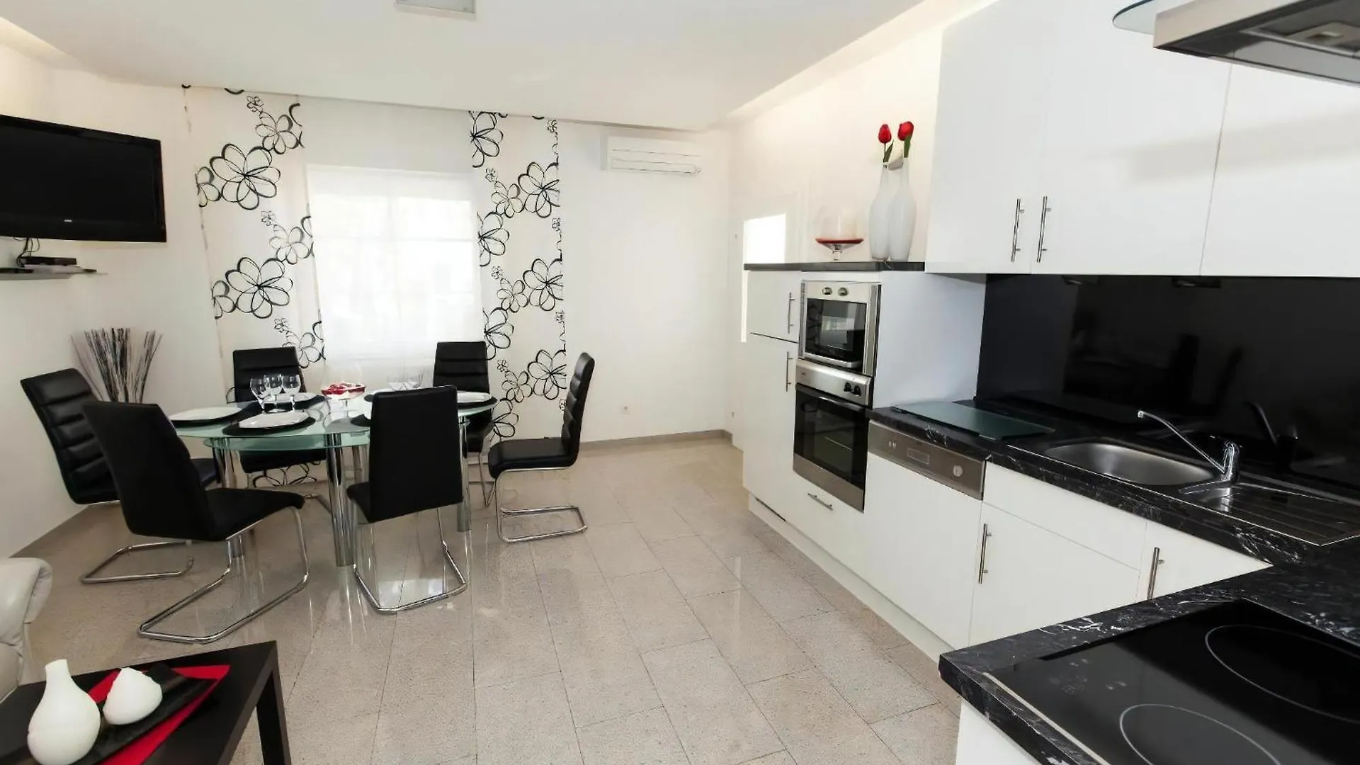 Erdgeschosswohnung Mit Terrasse Und Balkon Crikvenica Croatia